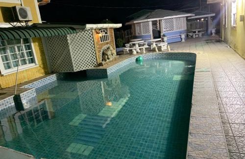 Georgetown Casa | 1 Bed Villa - Sleeps 4 - Pool - Parking - Wifi