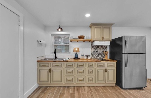 Forest Hills Casa | 1 bedroom, 1 bathroom sleeps max 4 guests with the sleeping arrangements being a king bed and futon that sleeps 2