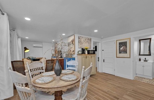 Forest Hills Casa | 1 bedroom, 1 bathroom sleeps max 4 guests with the sleeping arrangements being a king bed and futon that sleeps 2