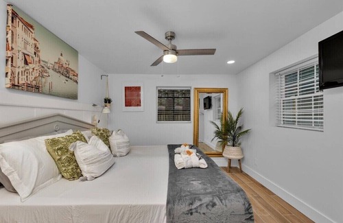 Forest Hills Casa | 1 bedroom, 1 bathroom sleeps max 4 guests with the sleeping arrangements being a king bed and futon that sleeps 2