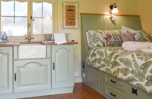 Alresford Cabaña | 1 bedroom accommodation in Bighton, near Ropley