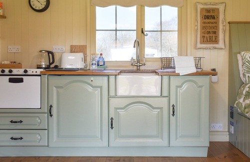 Alresford Cabaña | 1 bedroom accommodation in Bighton, near Ropley