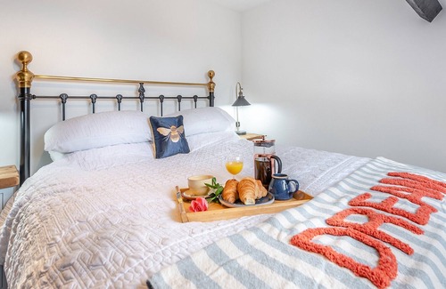 Cribyn Cabaña | 1 bedroom accommodation in Cribyn, near Lampeter