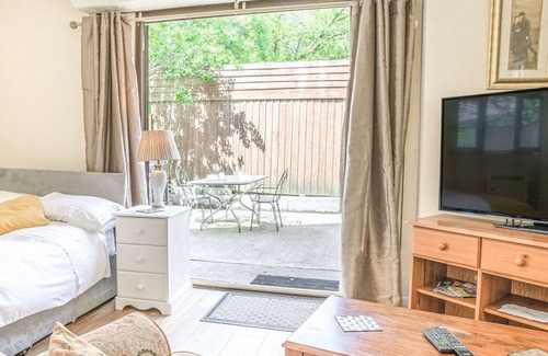 Mawr Cabaña | 1 Bedroom Accommodation in Felindre, Near Swansea