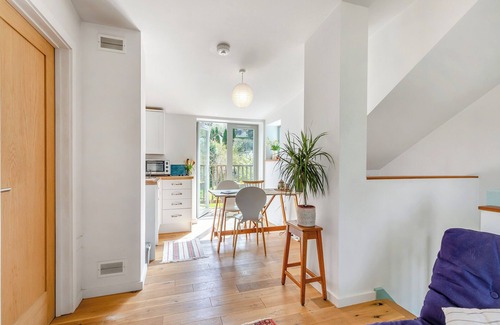 Totnes Cabaña | Discover this eco-friendly one-bedroom holiday apartment near the town of Totnes.