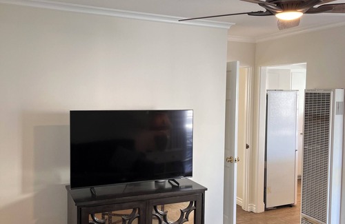 Corona del Mar Apartamento | 1-bedroom apartment steps to Beach ,Eating and Shopping