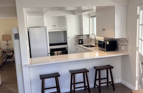 Corona del Mar Apartamento | 1-bedroom apartment steps to Beach ,Eating and Shopping