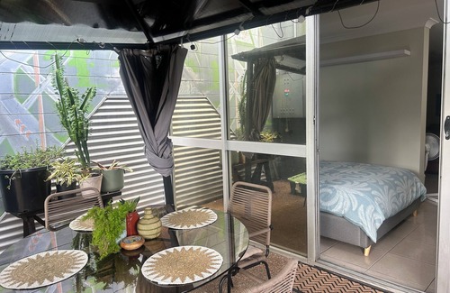 Portsmith Apartamento | 1 Bedroom Apartment, Private Courtyard.