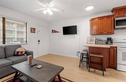 Tallahassee Condominio | 1 Bedroom Condo Shadowing Doak Campbell Stadium