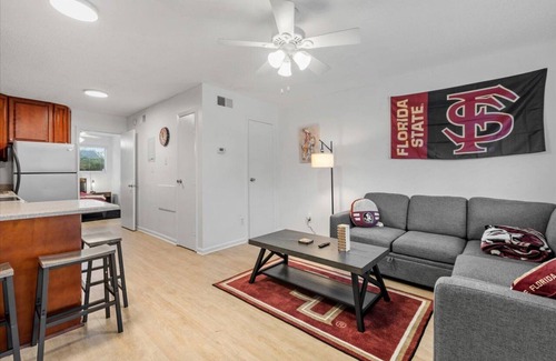 Tallahassee Condominio | 1 Bedroom Condo Shadowing Doak Campbell Stadium