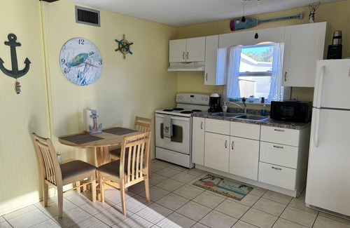 Homosassa Cabaña | 1-bedroom cottage and private boat dock on deepwater canal close to the springs