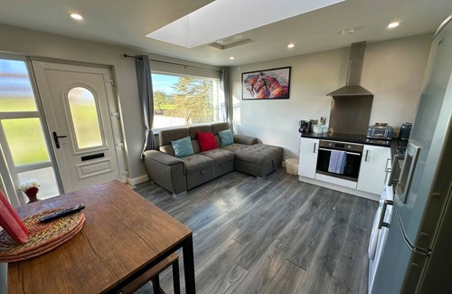 Coleraine Apartamento | 1 bedroom cottage with private hot tub.