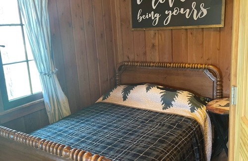 Itasca County Complejo | 1 bedroom couple's cabin. Adorable screen porch looking out at Clear Lake.