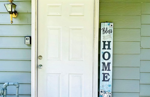 Peachtree Corners Casa | 1 Bedroom Family Home with 3 Beds & a Crib in Metro Atlanta