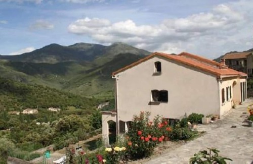 Soveria Casa | 2 partes el jardín de tierra en la villa