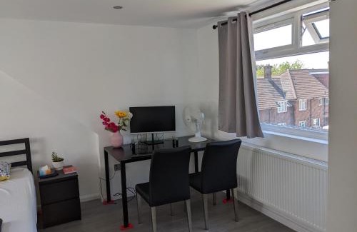 Staines Casa | 1 Bedroom Homestays In Ashford