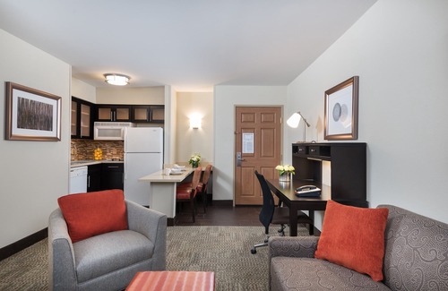Chantilly Condominio | 1 Bedroom | King Suite Near IAD | Free Breakfast