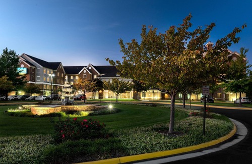 Chantilly Condominio | 1 Bedroom | King Suite Near IAD | Free Breakfast