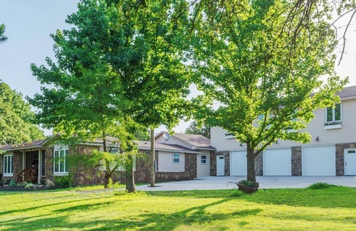 Langston Apartamento | 1-Bedroom Panhellenic Apartment Suite w/Office Space at Ballards by The Lake