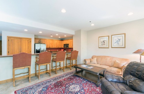 Mountain Village Condominio | AHORA DISPONIBLE PARA BLUEGRASS! - 1 dormitorio con balcón en Mountain Village