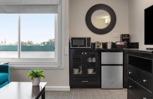 Southeast Anaheim Apartamento | 1 Bedroom Suite @ Peacock Suites April 5th - 12th. Enjoy Disney land!