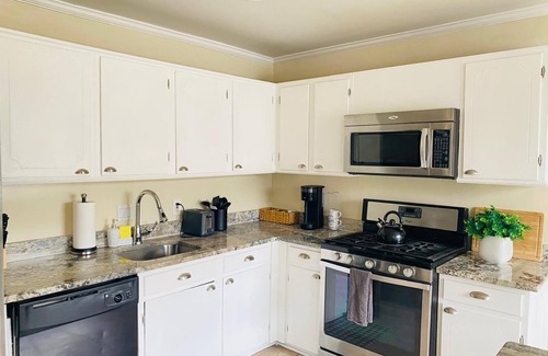 Laurel Casa | 1 Bedroom Terrace view Quiet Neighborhood shared bathroom living room,kitchen #4