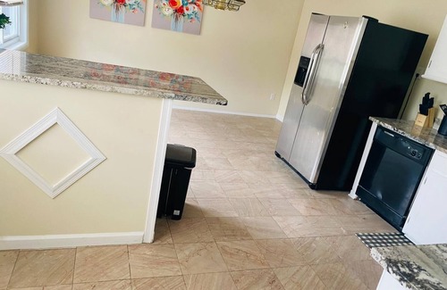 Laurel Casa | 1 Bedroom Terrace view Quiet Neighborhood shared bathroom living room,kitchen #4