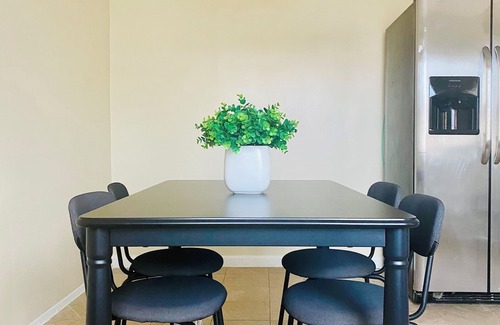 Laurel Casa | 1 Bedroom Terrace view Quiet Neighborhood shared bathroom living room,kitchen #4