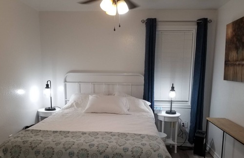 Lakeview Apartamento | 1 Bedroom unit with a full kitchen and living room