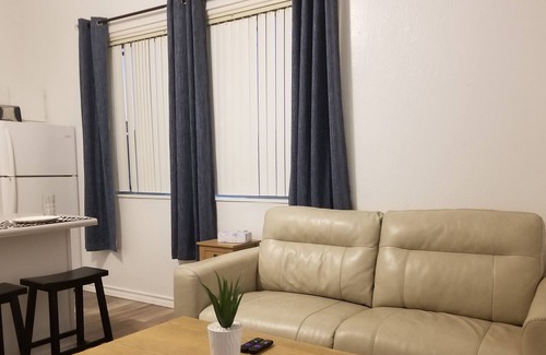 Lakeview Apartamento | 1 Bedroom unit with a full kitchen and living room