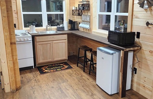 Cullowhee Cabina | 1 bedroom with a loft. Sleeps 4. Great mountain views.Dogs are allowed with fee.