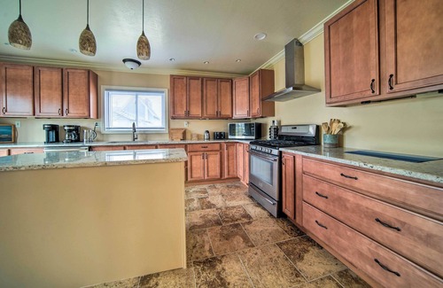 Ashtabula Casa | Lake Erie Vacation Home: 1 Block to Bridge Street