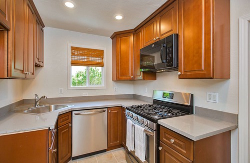 Alameda Casa | 1 block to downtown! 3 blocks to the beach!