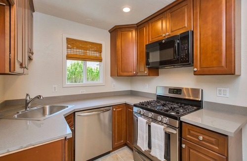 Alameda Casa | 1 block to downtown! 3 blocks to the beach!