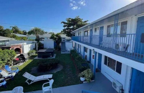 Palm Beach Shores Condominio | 1 Block Walk to the Beach, Fun in the Sun!