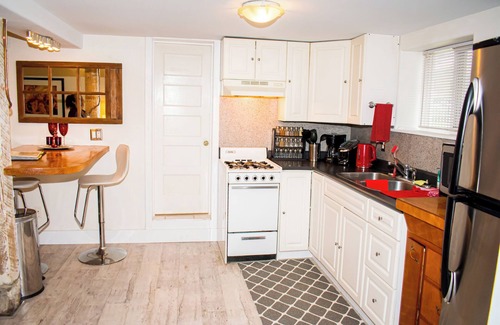 Kensington-Cedar Cottage Apartamento | 1 BR + den East Van near The Drive & Trout Lake