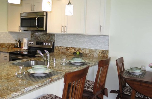 Makaha Apartamento | 1 BR + Den ~ Vista al Mar ~ Piscina, Internet, Cable