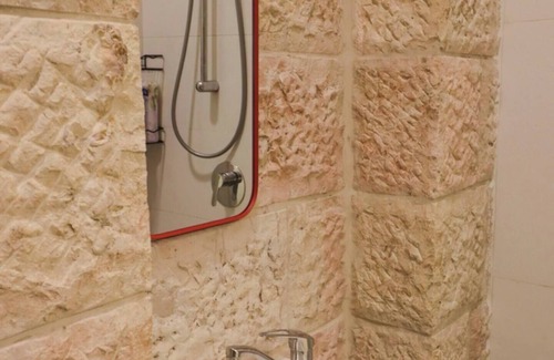 Jerusalem City Centre Apartamento | 1 Br Gem in Charming Nachlaot Steps to Shuk