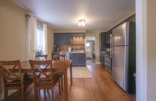Queensbury Apartamento | 1-BR Gem Near Downtown & Nature Escapes