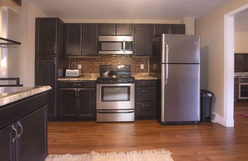 Queensbury Apartamento | 1-BR Gem Near Downtown & Nature Escapes