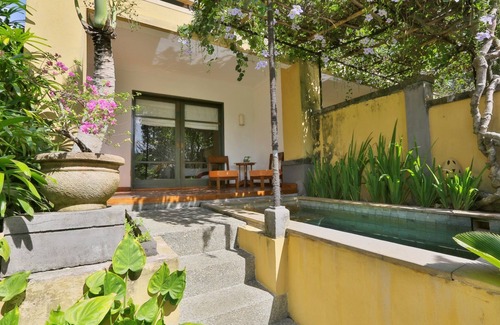 Penatih Villa | 1 BR Villa cerca de Ubud con una piscina privada y una sala de estar con desayuno incluido
