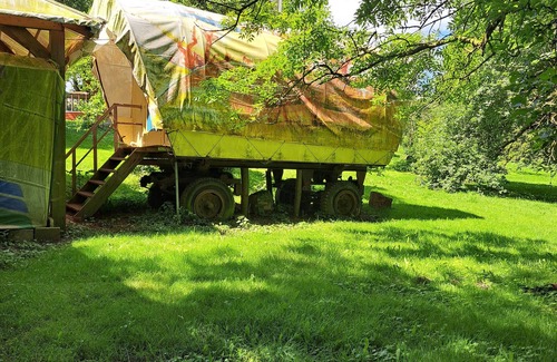 Carinerland Alquiler De RV | 1 campamento = 3 vagones cubiertos :) Aventura en la naturaleza real para 6 creativos