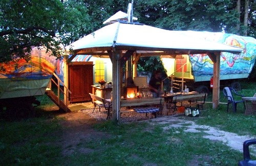 Carinerland Alquiler De RV | 1 campamento = 3 vagones cubiertos :) Aventura en la naturaleza real para 6 creativos