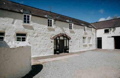 Milford Haven Casa | 1 Courtyard cottage with hot tub and walled garden
