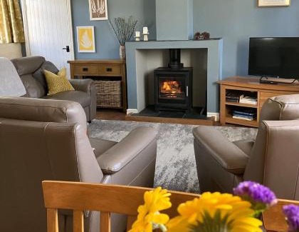 Milford Haven Casa | 1 Courtyard cottage with hot tub and walled garden
