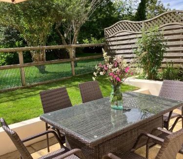 Milford Haven Casa | 1 Courtyard cottage with hot tub and walled garden