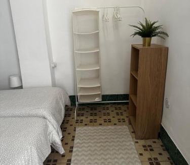 En Corts Casa | 1- Habitación interior con aire acondicionado y con baño independiente