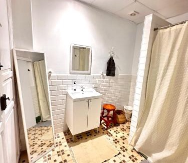 En Corts Casa | 1- Habitación interior con aire acondicionado y con baño independiente