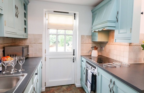 Bugford Cabaña | 1 KEEPERS COTTAGE, HILLFIELD VILLAGE, family friendly in Dartmouth