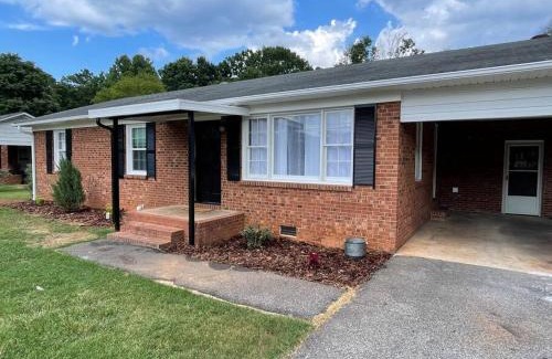 Lexington Villa | 1 king/2queen bd home next to big park